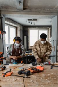 Outils-ryobi-ouvriers