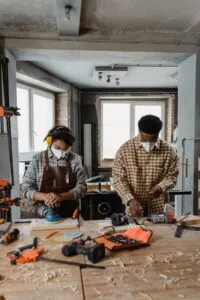 Outils-ryobi-ouvriers