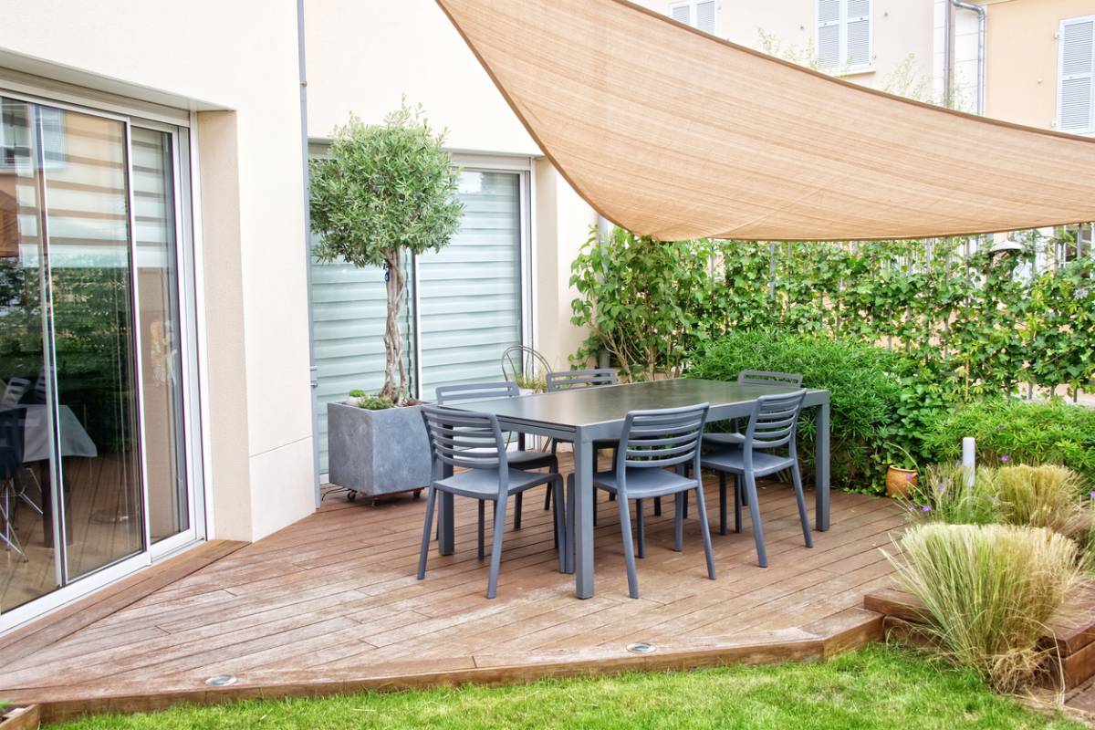 Comment créer de l&#039;ombre sur une terrasse sans pergola ?