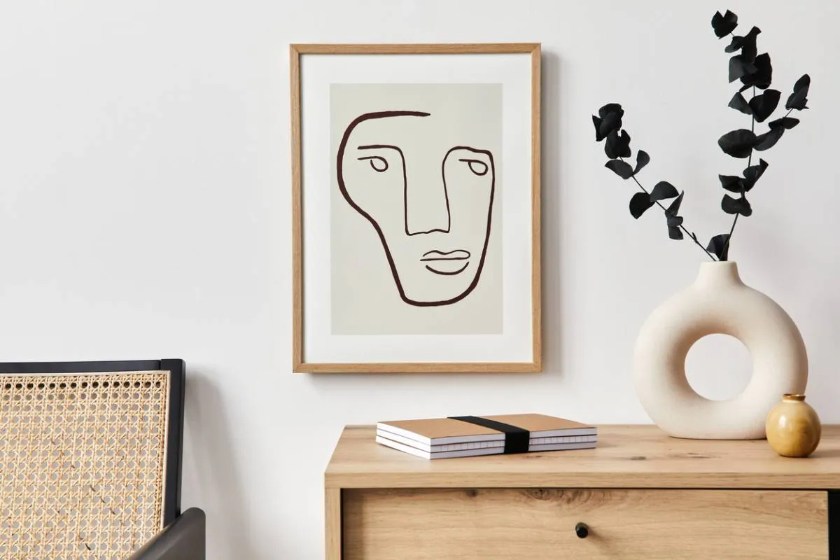Mur blanc, raffinement discret : l'art de décorer sans surcharger