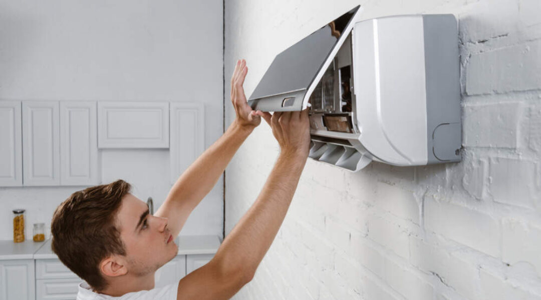 homme-reparer-climatiseur