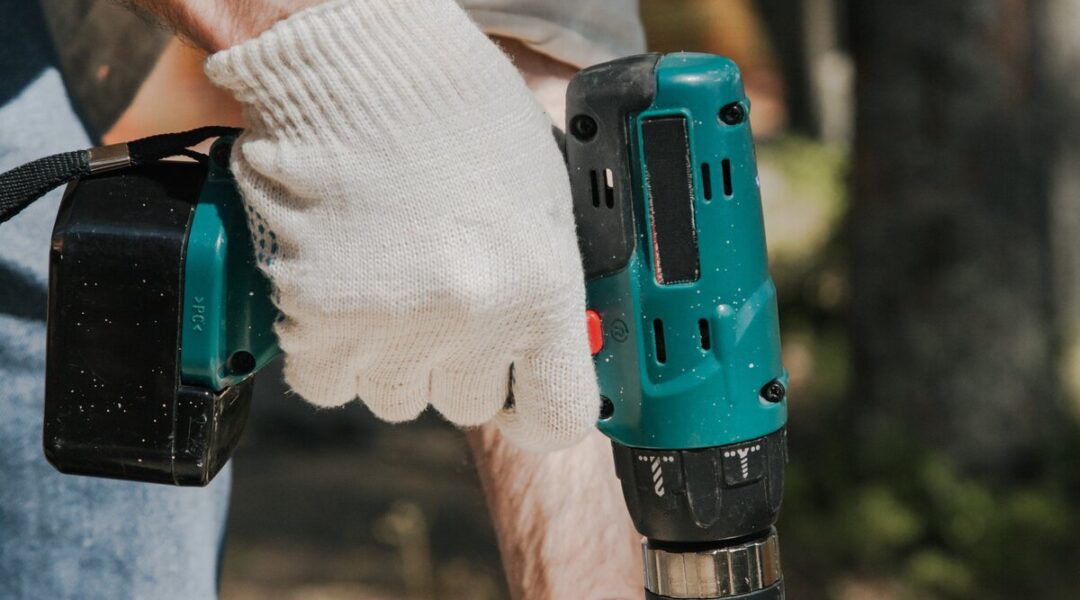 ouvrier-perceuse-ryobi
