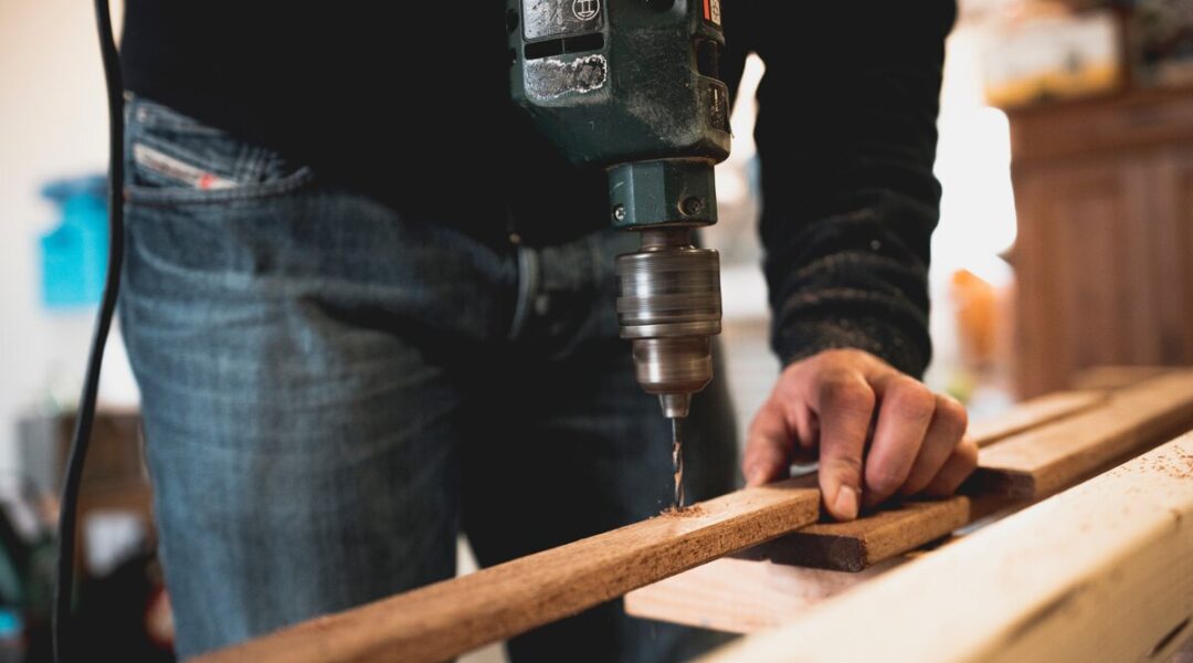 perceuse-ryobi-ouvrier
