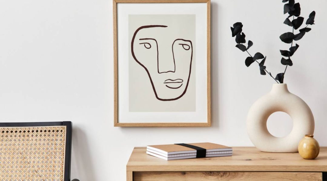 Mur blanc, raffinement discret : l'art de décorer sans surcharger
