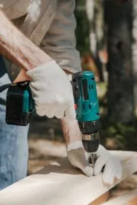 ouvrier-perceuse-ryobi
