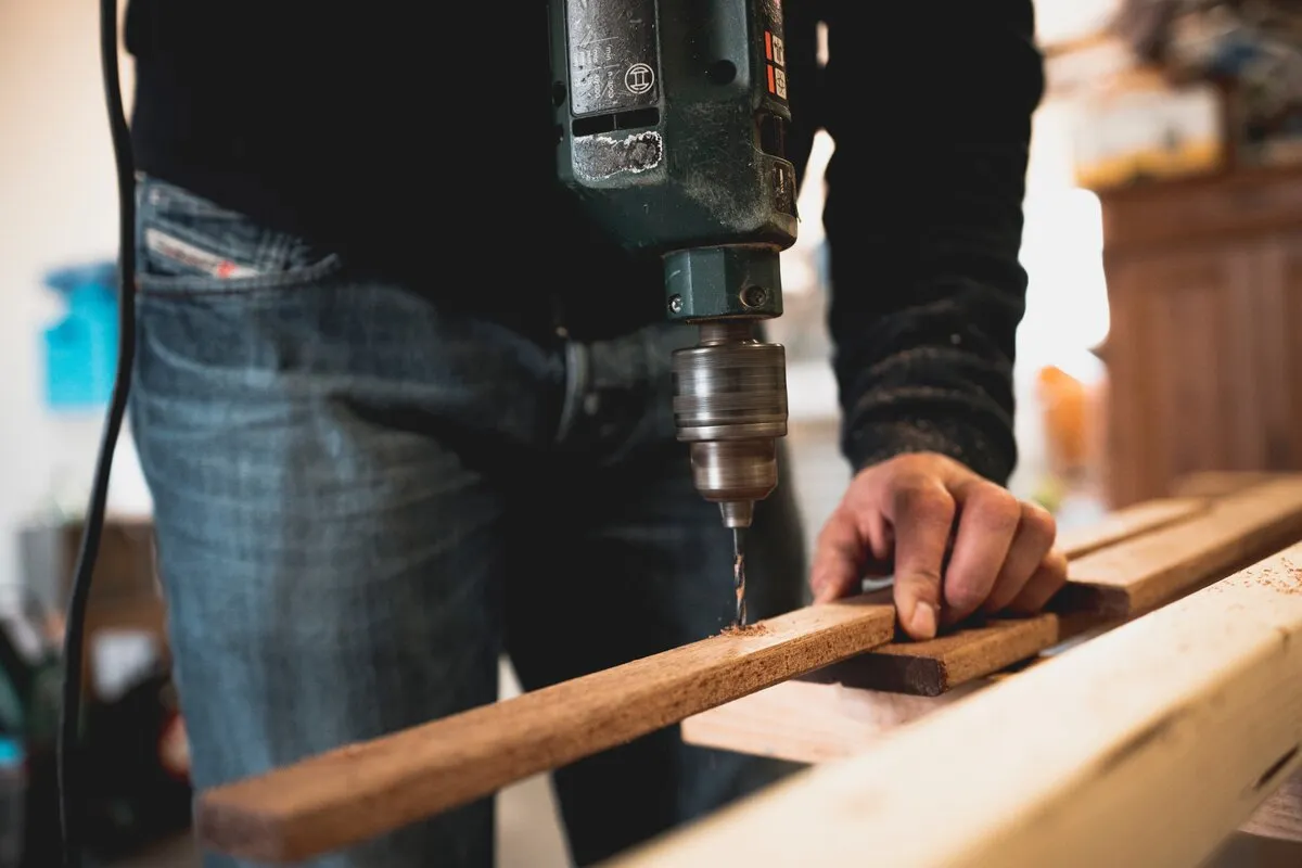 perceuse-ryobi-ouvrier