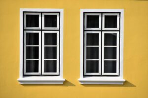 fenetre-jaune-maison