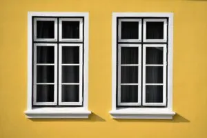 fenetre-jaune-maison