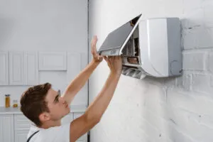 homme-reparer-climatiseur