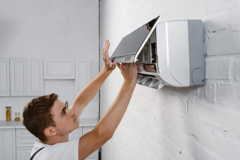 homme-reparer-climatiseur