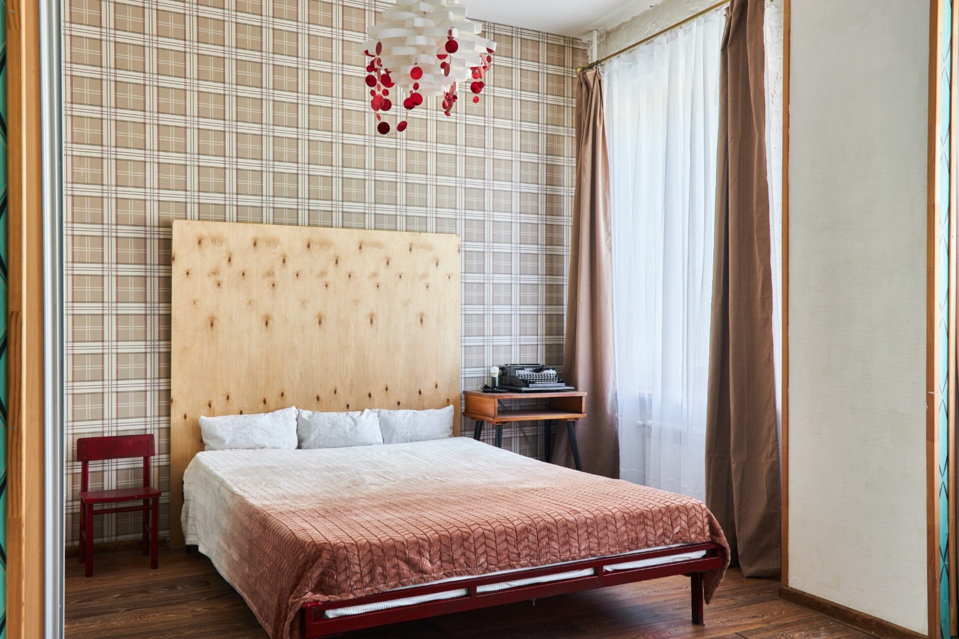 Rideau maron voile blanc