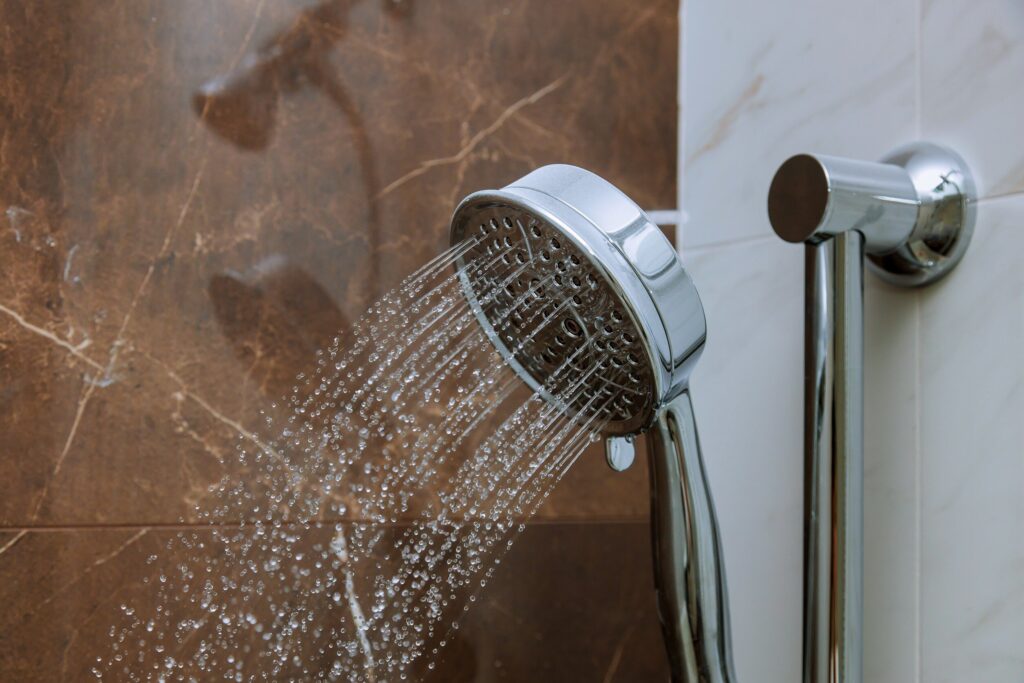 un pommeau de douche
