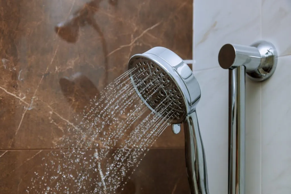 un pommeau de douche