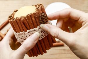 Bougie blanche canelle